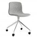 La chaise à roulettes About a Chair par HAY - réf. AAC15 - assise en tissu, piétement en aluminium, muni de roulettes - l'art du design nordique