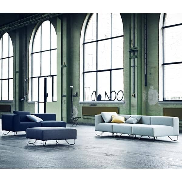 LOTUS sofa: kombinere basismodulet, vinklen og puffer til at oprette din egen slappe sofa, med fremragende siddekomfort. Design: Stine Engelbrechtsen