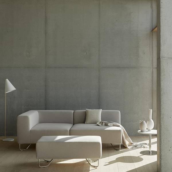 LOTUS sofa: kombinere basismodulet, vinklen og puffer til at oprette din egen slappe sofa, med fremragende siddekomfort. Design: