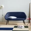 Le sofa About a Lounge - réf. AAL SOFA - piétement bois multiples, un grand choix de coloris, coussin d'assise fixe inclus - con