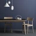 Der PAUSE Stuhl, gebaut aus Massivholz, von dem finnischen Designer Kasper Nyman. WOUD