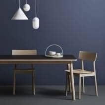 在PAUSE椅子，建于实木，由芬兰设计师卡斯帕·尼曼。 WOUD
