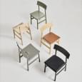 Den PAUSE stol, bygget i massivt træ, ved finske designer Kasper Nyman. WOUD