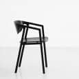 Der stapelbare Stuhl SAC Holz und Metall, bietet effiziente Komfort. WOUD