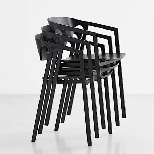 La silla SAC apilable de madera y metal, WOUD