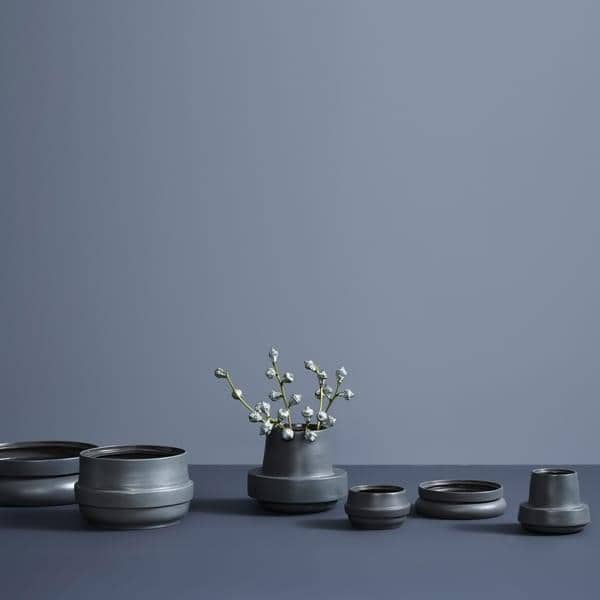 Pots de fleurs PIDESTALL en acier, et HINKEN en céramique, moderne et ludique