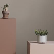 Flower pots PIDESTALL in steel and HINKEN in ceramic, modern and fun
