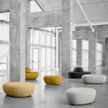 SISTERS ، مجموعة من ثلاثة poufs، العضوية، والنحت وتنوعا. SOFTLINE