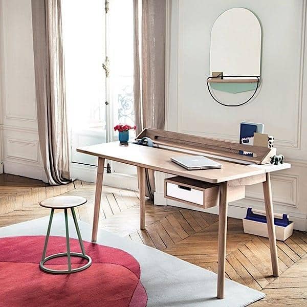 Le bureau de travail au design très épuré et fonctionnel.