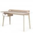 荣誉桌由Hartô，橡木单板和实心橡木