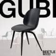 كرسي BEETLE ، وقذيفة من مادة البولي بروبيلين وقاعدة خشبية. GUBI
