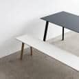 由罗南和Erwan Bouroullec设计的COPENHAGUE CPH DEUX餐桌收集实木和胶合板