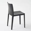 La sedia ÉLÉMENTAIRE (elementare): non troppo imponente, non troppo discreta, solo perfettamente bilanciata.