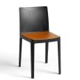 The ÉLÉMENTAIRE chair (elementary): not too imposing, not too discreet, just perfectly balanced.