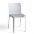 The ÉLÉMENTAIRE chair (elementary): not too imposing, not too discreet, just perfectly balanced.