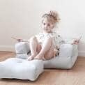 LITTLE CUBIC, en futon lenestol konvertible til en puff eller komfortabel og koselig seng, for barn