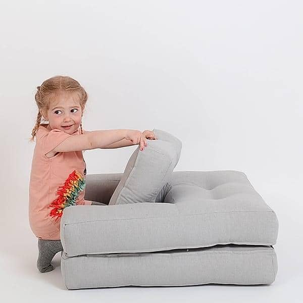 Little CUBIC, un fauteuil futon convertible : en pouf ou en lit confortable  et douillet, version enfant