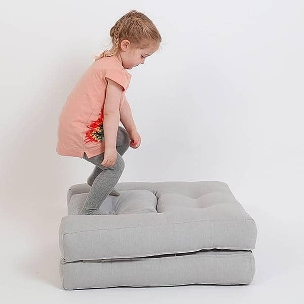 Little CUBIC, un fauteuil futon convertible : en pouf ou en lit confortable  et douillet, version enfant