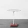 TERRAZZO ：正方形または円形のテーブル、利用可能な3つの高さ、複数の仕上げ、 HAY