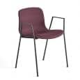 La chaise About A Chair par HAY - réf. AAC19 - empilable, assise en tissu, accoudoirs et piètement en acier cintré.