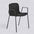 chair ABOUT A CHAIR av HAY - AAC 19 - polstret sete, stabelbare, bøyede armlener og ben i buet stål.