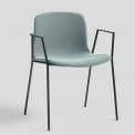 La chair ABOUT A CHAIR de HAY - AAC 19 - asiento tapizado, apoyabrazos y patas curvables de acero apilables.