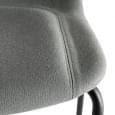La chaise About A Chair par HAY - réf. AAC17 - empilable, assise en tissu, piètement en acier cintré.