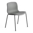 La chaise About A Chair par HAY - réf. AAC17 - empilable, assise en tissu, piètement en acier cintré.