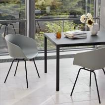 La chaise About a Chair par HAY - r&eacute;f. AAC26 et AAC26 DUO - assise en polypropyl&egrave;ne, pi&eacute;tement en acier cintr&eacute; - HAY