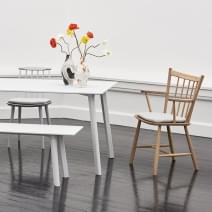 Chaise en bois minimaliste et intemporelle J42, par HAY