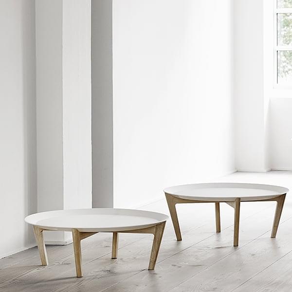 auktion Registrering spiller TRAY, et sofabord med et arkitektonisk design TRAY : tray i hvid akryl,  askebase - Hvid bakke, Naturlig askebase - Ø 85 x H 33 cm