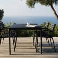 FOUR : Table à manger et table haute outdoor, en aluminium et bambou, par HOUE.