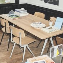 La silla RESULT de HAY - asiento en tela o cuero en opci&oacute;n - acero cortado y asiento y respaldo de madera contrachapada moldeada