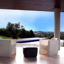 La ligne confortable du Fauteuil TRANSLATION ARMCHAIR incite &agrave; la d&eacute;tente, indoor et outdoor