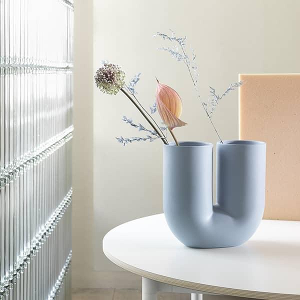 Renovering Autonomi Hr KINK vase, in pigmented porcelain, by MUUTO KINK Vase - Light blue,  pigmented porcelain