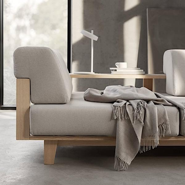 WOOD, un divano trasformabile intelligente con i suoi grandi cuscini:  un'innovazione premiata