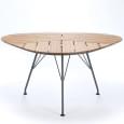 LEAF桌子，用竹和粉末涂层钢制成。 HOUE