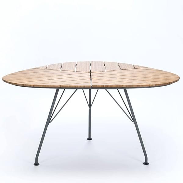 竹とパウダーコーティングされたスチール製のLEAFテーブル。 HOUE