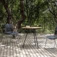 竹とパウダーコーティングされたスチール製のCIRCUMカフェテーブル。 HOUE