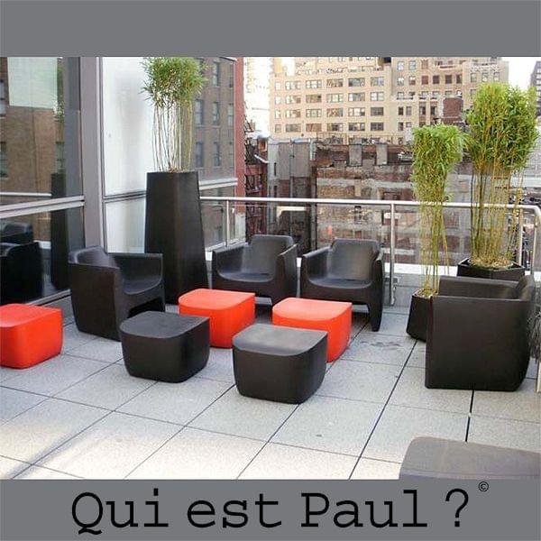 Color in the garden thanks to the TRANSLATION pouf, QUI EST PAUL