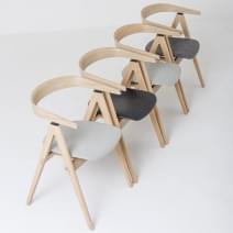 AVA, chaise design et rembourr&eacute;e en ch&ecirc;ne massif, par GAZZDA