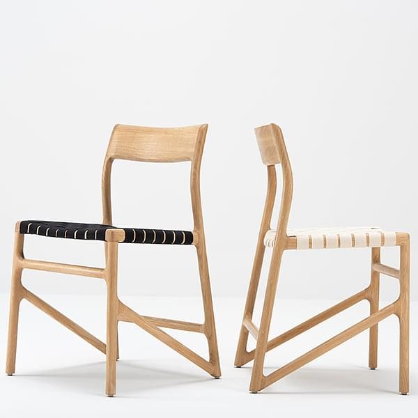 FAWN stol i massiv eg, minimalistisk og design, af GAZZDA