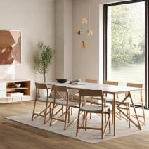 FAWN 椅子採用實心橡木或實心胡桃木製成，極簡主義和設計，由 GAZZDA