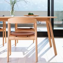 Minimalist design table in solid oak | TESKA by GAZZDA