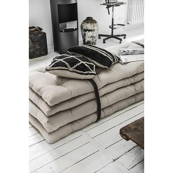 Schnallen Sie sich an - Wandelbarer Futon - Aufrollen, aufrollen und  entspannen! BUCKLE-UP Sofa OUT: Für den Außenbereich Abmessungen 140 x 95  cm (als Sofa) und 140 x 200 cm (als Bett) - Weiß - 100% Acryl Dralon