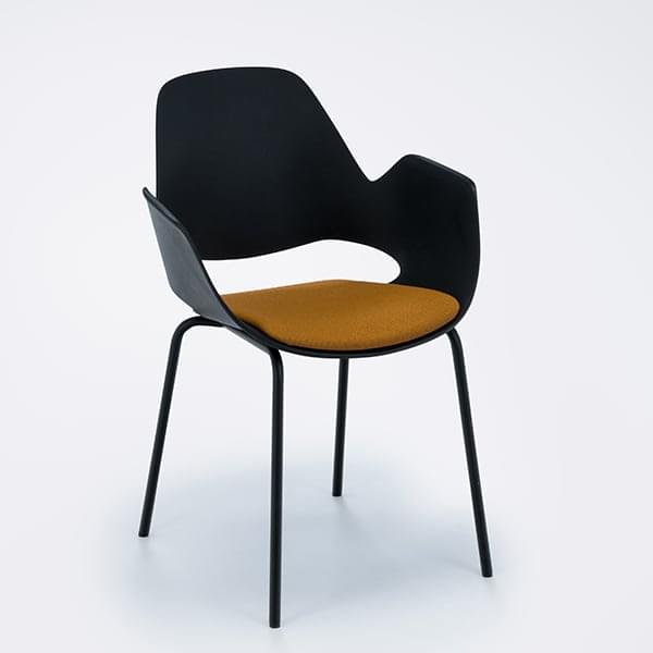 FALK, una asombrosa silla con reposabrazos, realizada con materiales