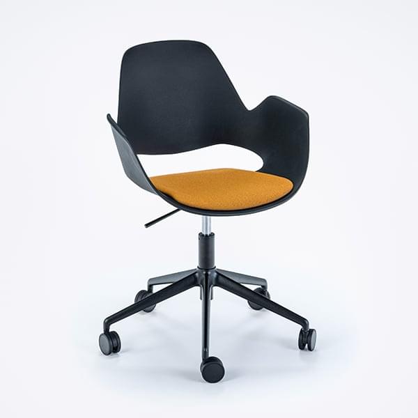 FALK, una asombrosa silla con reposabrazos, realizada con materiales