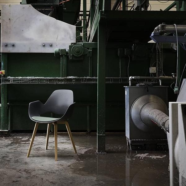 FALK, en forbløffende stol med armlener, laget av resirkulerte materialer. HOUE