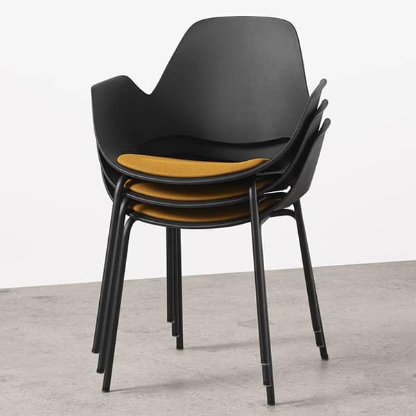 FALK, una asombrosa silla con reposabrazos, realizada con materiales