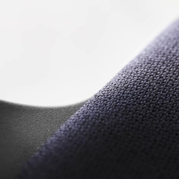 FALK, una asombrosa silla con reposabrazos, realizada con materiales